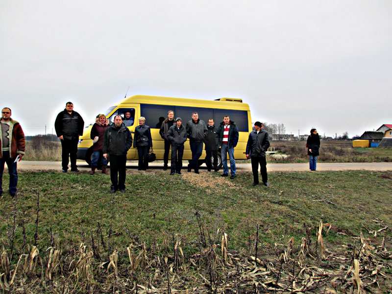 Участники делегации наблюдают за работой сельхозтехники Унибокс