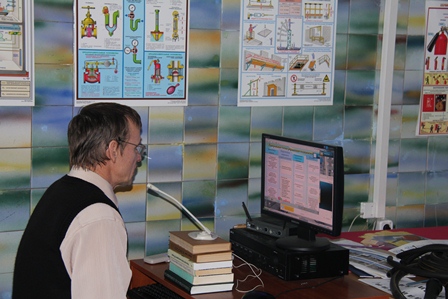 Александр Михайлович Лапотко проводит презентацию для российских специалистов