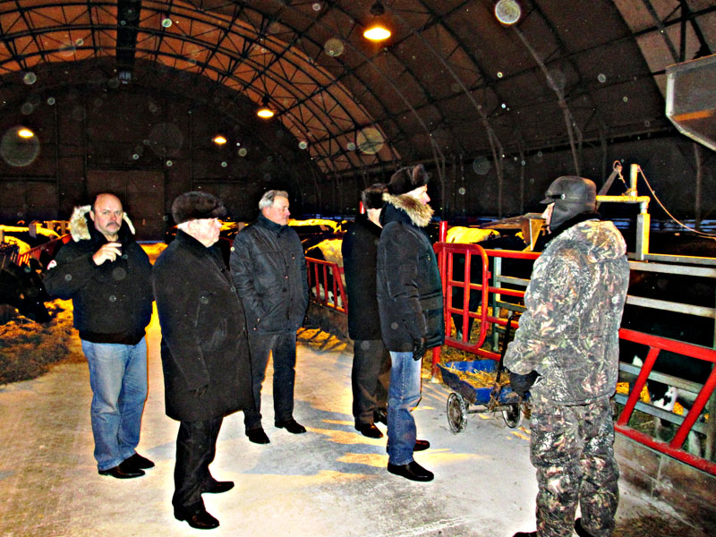 Делегация Свердловской области на молочно-товарной ферме в деревне Чернова