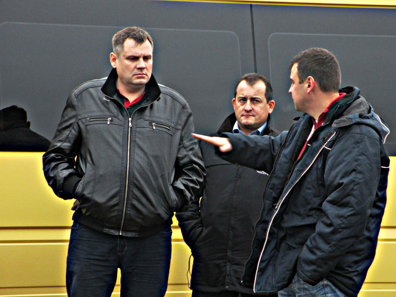 Сотрудник группы компаний "Унибокс" рассказывает украинским коллегам о сельскохозяйственной технике